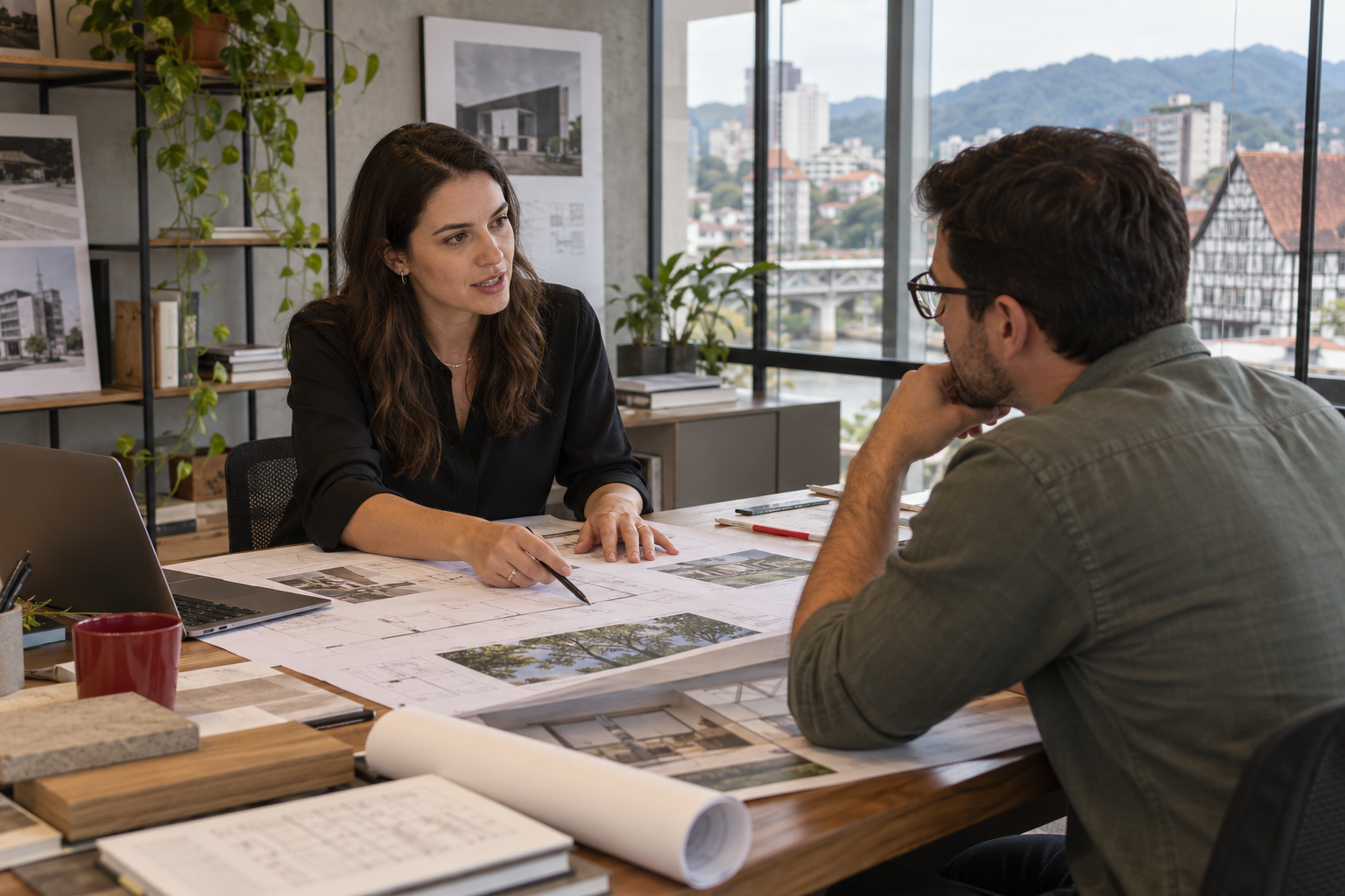 Arquiteto conversando diretamente com cliente sobre o processo
